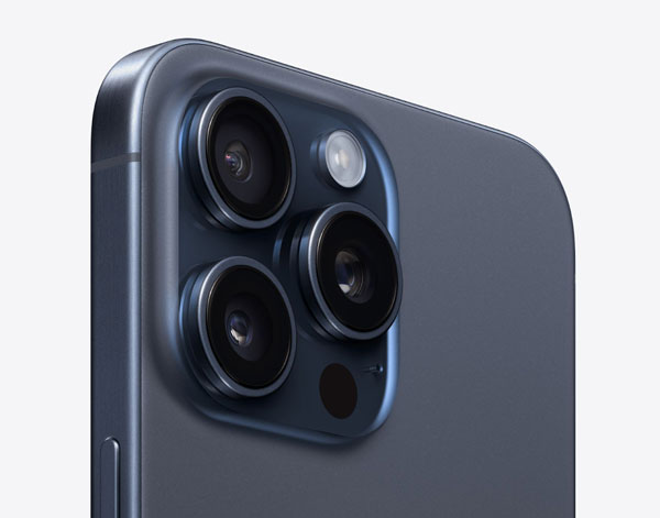 Cận cảnh màu Titan Xanh được hoàn thiện trên khung viền, mặt lưng và cụm camera của iPhone 15 Pro Max